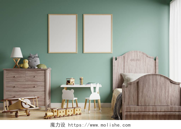 精心装修的卧室儿童房绿墙上的画框，靠窗的床。用玩具娃娃和玩具装饰。